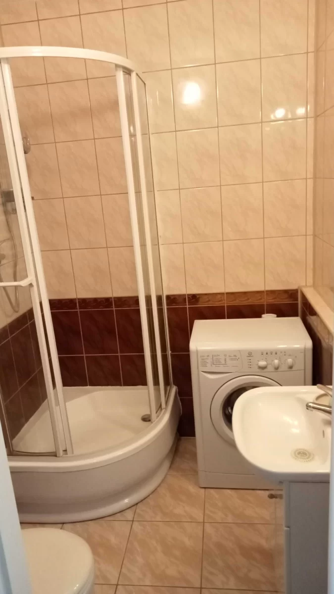 Wynajmę dużą kawalerkę na osiedlu tęczowym.
