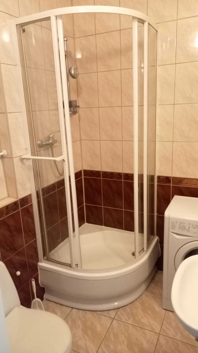 Wynajmę dużą kawalerkę na osiedlu tęczowym.