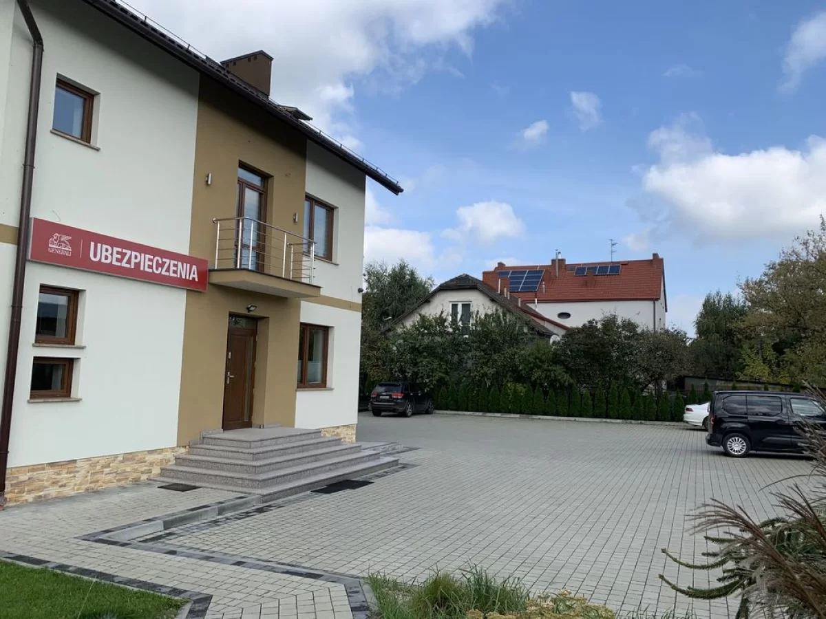 Do wynajęcia lokal użytkowy Nowy Sącz Ignacego Krasickiego 1 —- parking