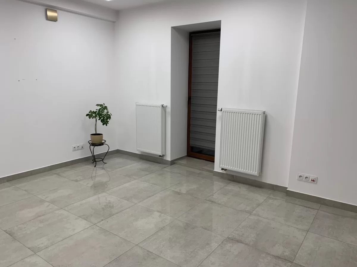 Do wynajęcia lokal użytkowy Nowy Sącz Ignacego Krasickiego 1 —- parking