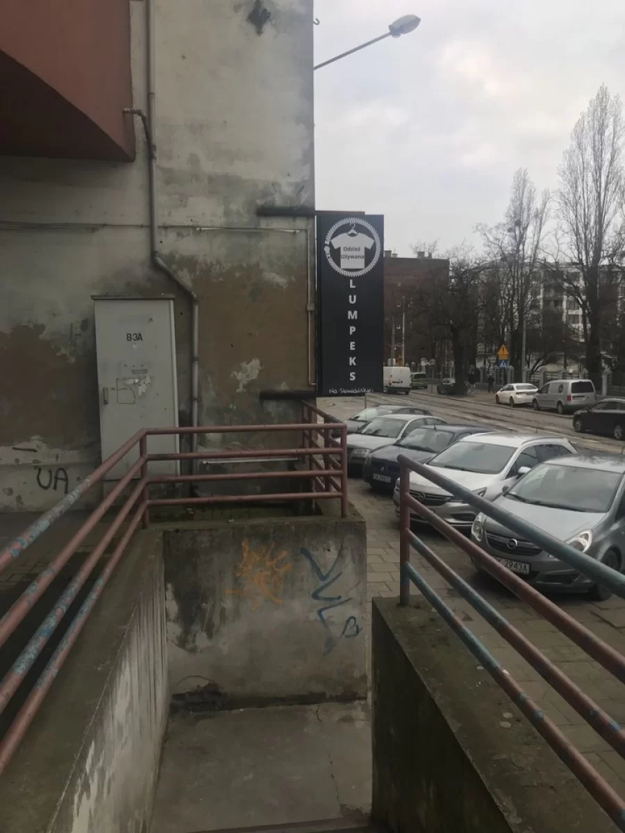 Odstąpię sklep z Odzieżą używaną Niski Czynsz