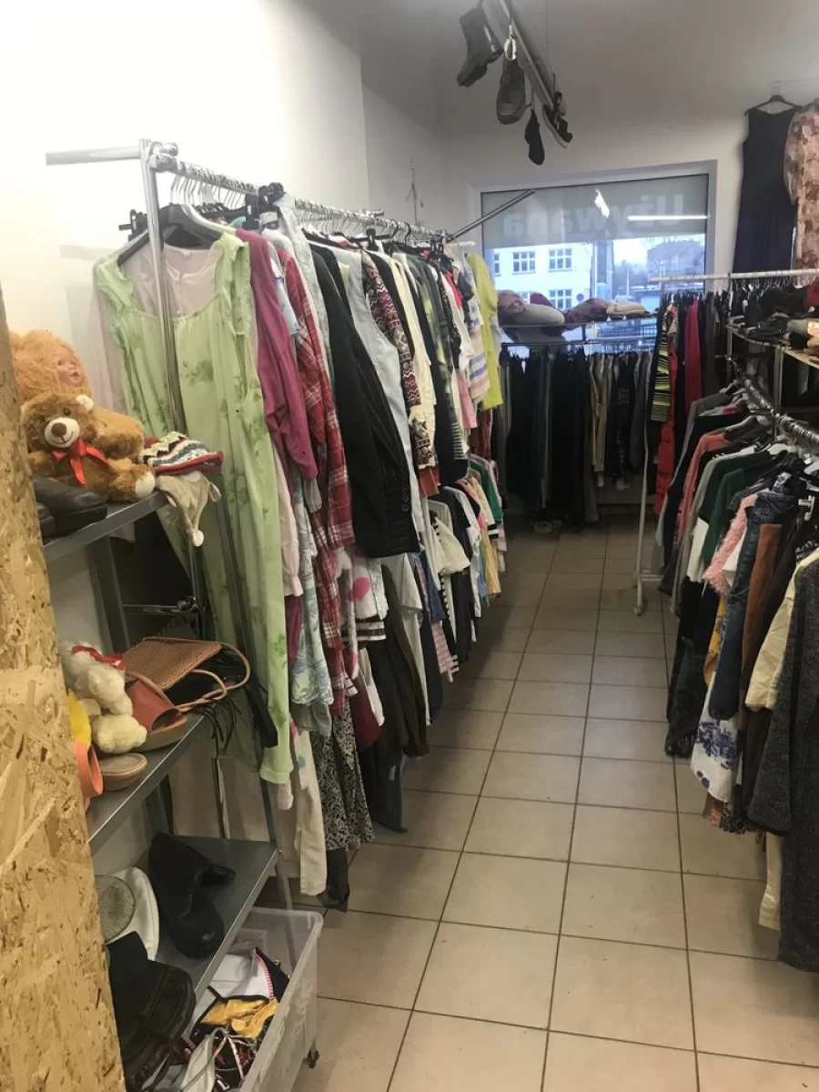 Odstąpię sklep z Odzieżą używaną Niski Czynsz