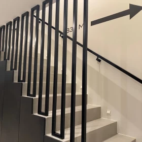 Balustrady poręcze barierki stopnie drewniane konstrukcje stalowe