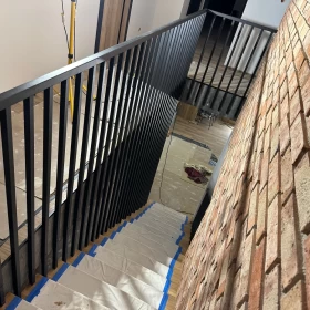 Balustrady poręcze barierki stopnie drewniane konstrukcje stalowe