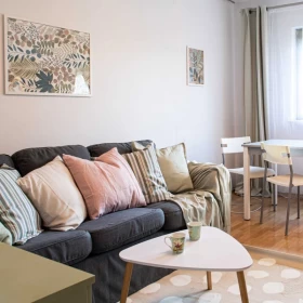 Wynajmę mieszkanie 60m2 (2 pokoje i garderoba), ogród Warszawa