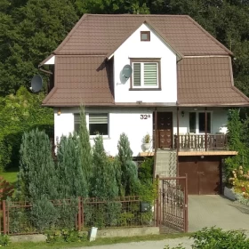 Sprzedam atrakcyjny dom z pięknym ogrodem w Jarnołtówku 32a.
