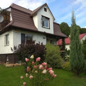 Sprzedam atrakcyjny dom z pięknym ogrodem w Jarnołtówku 32a.