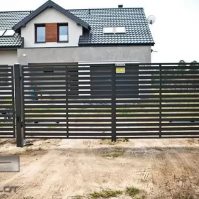 Ogrodzenia panelowe + podmurówka + montaż. 51 drutów pionowych.