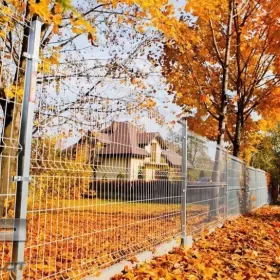 Ogrodzenia panelowe + podmurówka + montaż. 51 drutów pionowych.