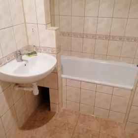 Sprzedam mieszkanie Bełchatów parter 53m2 balkon w bloku centralne ogrzewanie z sieci 400 zl czynsz