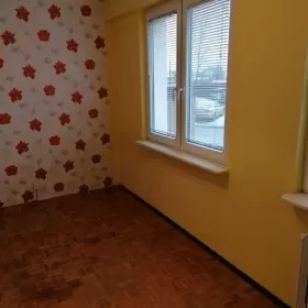 Sprzedam mieszkanie Bełchatów parter 53m2 balkon w bloku centralne ogrzewanie z sieci 400 zl czynsz
