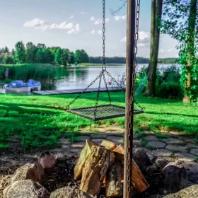 Dom nad jeziorem z linią brzegową