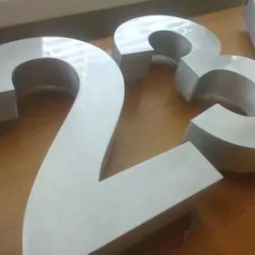 Litery metalowe: mosiężne, aluminiowe, ze stali nierdzewnej