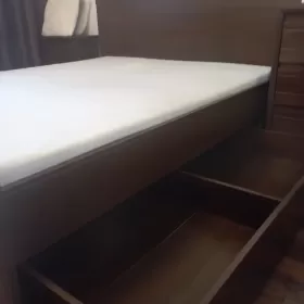 Sprzedam łóżko duże na dwie osoby z szufladą 