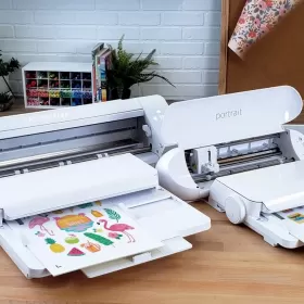 Ploter tnący Silhouette wyposażony w automatyczny podajnik arkuszowy - naklejki, etykiety