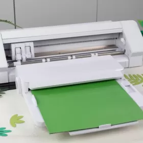 Ploter tnący Silhouette wyposażony w automatyczny podajnik arkuszowy - naklejki, etykiety