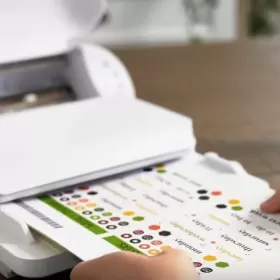 Ploter tnący Silhouette wyposażony w automatyczny podajnik arkuszowy - naklejki, etykiety