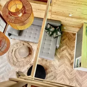 Domek na drzewie w lesie obok promu Kazimierz Dolny