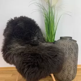 Stylowy dywan, uniwersalna naturalna skóra owcza Melerade 