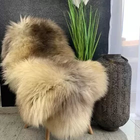 Stylowy dywan, uniwersalna naturalna skóra owcza Melerade 