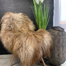 Stylowy dywan, uniwersalna naturalna skóra owcza Melerade 