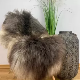 Stylowy dywan, uniwersalna naturalna skóra owcza Melerade 