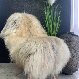 Stylowy dywan, uniwersalna naturalna skóra owcza Heidschnucke