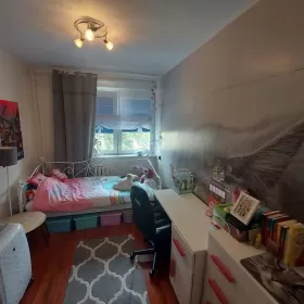 2 pokoje (49m2) 3 piętro, duży balkon, Osiedle Zachod. Super podwórko.