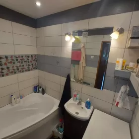 2 pokoje (49m2) 3 piętro, duży balkon, Osiedle Zachod. Super podwórko.