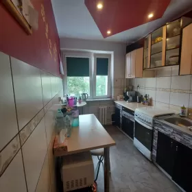 2 pokoje (49m2) 3 piętro, duży balkon, Osiedle Zachod. Super podwórko.