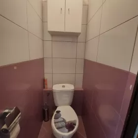 2 pokoje (49m2) 3 piętro, duży balkon, Osiedle Zachod. Super podwórko.
