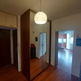 2 pokoje (49m2) 3 piętro, duży balkon, Osiedle Zachod. Super podwórko.