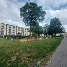 2 pokoje (49m2) 3 piętro, duży balkon, Osiedle Zachod. Super podwórko.
