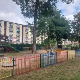 2 pokoje (49m2) 3 piętro, duży balkon, Osiedle Zachod. Super podwórko.