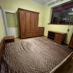 Wynajmę mieszkanie z ogródkiem w bloku na parterze