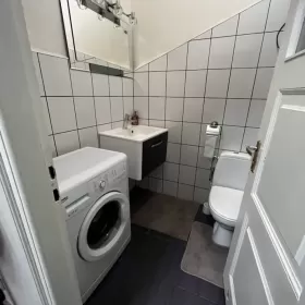 Wynajmę mieszkanie z ogródkiem w bloku na parterze