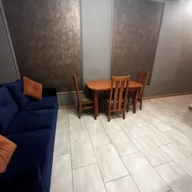 Wynajmę mieszkanie z ogródkiem w bloku na parterze