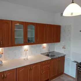 Wynajmę dużą kawalerkę na osiedlu tęczowym.