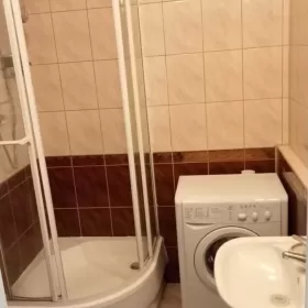 Wynajmę dużą kawalerkę na osiedlu tęczowym.