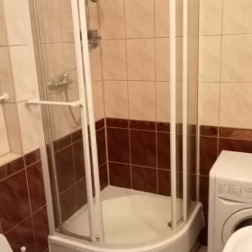 Wynajmę dużą kawalerkę na osiedlu tęczowym.