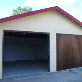 Garaż blaszany dwuspadowy na dwa stanowiska, tynkowany z bramami hormann + montaż
