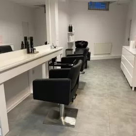 Odstąpię, odsprzedam salon fryzjerski kosmetyczny Kraków 