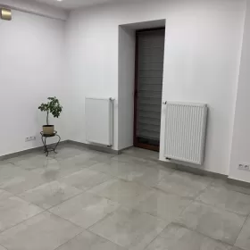 Do wynajęcia lokal użytkowy Nowy Sącz Ignacego Krasickiego 1 —- parking